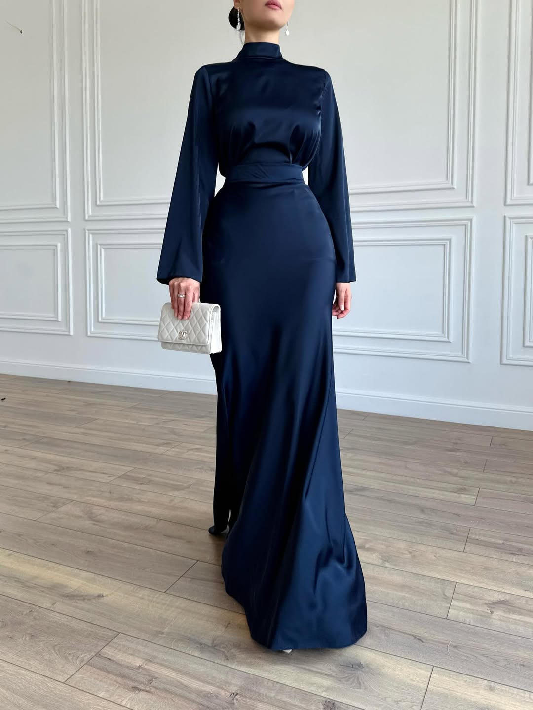 Marinenblaues Satin Maxikleid