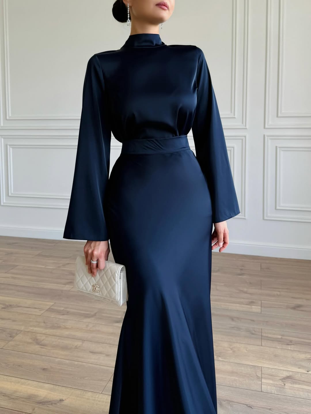 Marinenblaues Satin Maxikleid
